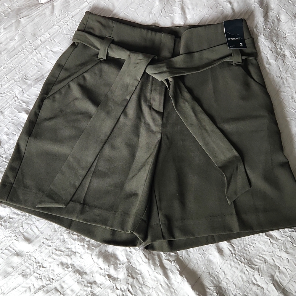 NY&Company 7th Avenue Studio dress shorts size 2 olive green